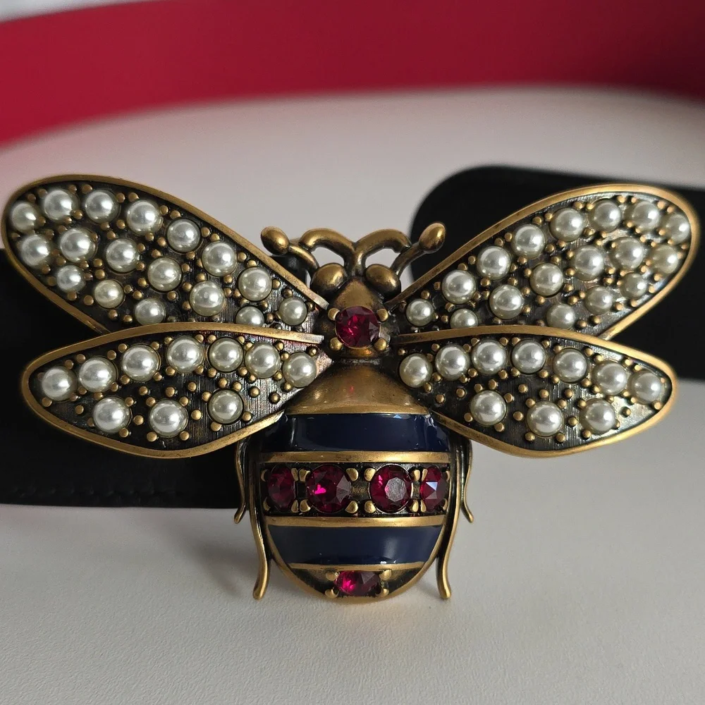 Gucci Black Leather Belt with Red Lined Interior and Pearl & Jewel Bee Buckle - Picture 6 of 6